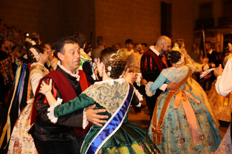 L'emotiva serenata de la Tuna de Xàbia a les regines i representants de Fogueres  L'emotiva serenata de la Tuna de Xàbia a les regines i representants de Fogueres
