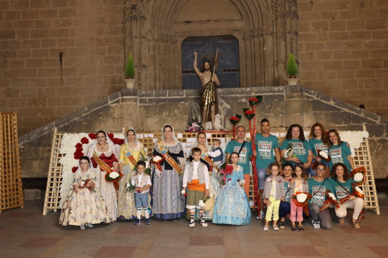 Tot per l’aire i La Desastrà, quintades protagonistes de la primera ofrena a Sant Joan de Fogueres de Xàbia Tot per l’aire i La Desastrà, quintades protagonistes de la primera ofrena a Sant Joan de Fogueres de Xàbia