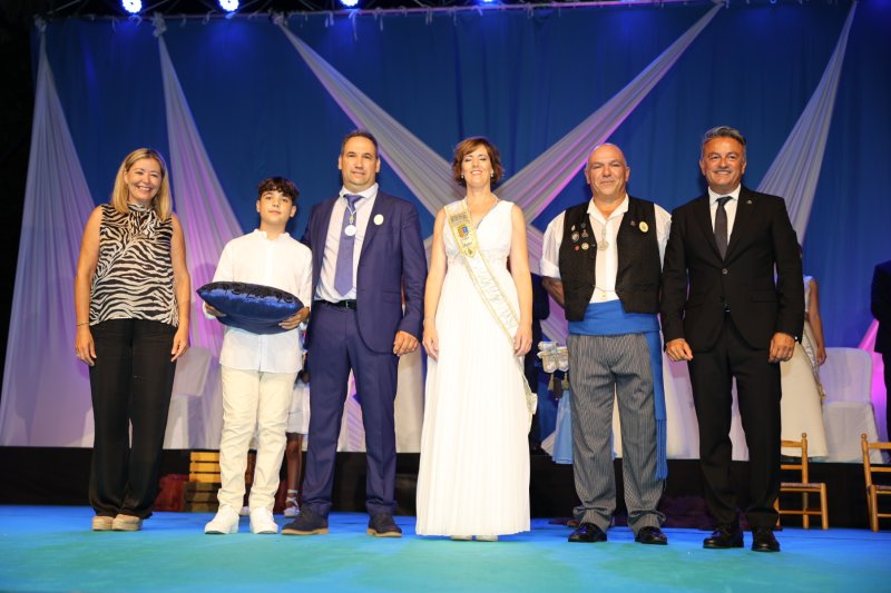 Duanes de Xàbia proclama a les majoralesses i majorals de les festes de Loreto i ret homenatge als presidents de les comissions Duanes de Xàbia proclama a les majoralesses i majorals de les festes de Loreto i ret homenatge als presidents de les comissions