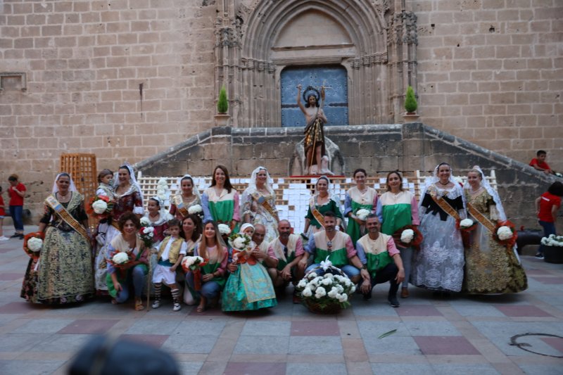 Tot per l’aire i La Desastrà, quintades protagonistes de la primera ofrena a Sant Joan de Fogueres de Xàbia Tot per l’aire i La Desastrà, quintades protagonistes de la primera ofrena a Sant Joan de Fogueres de Xàbia