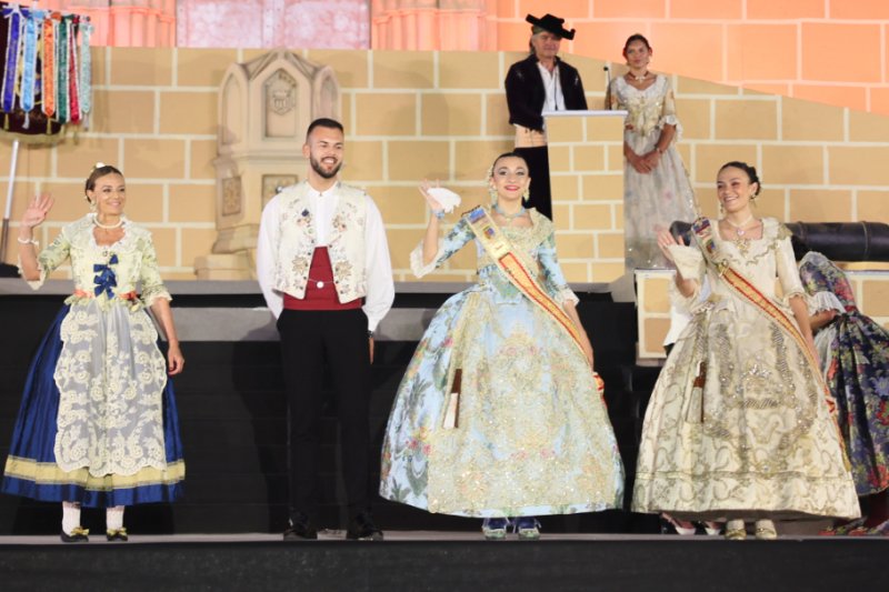 GALERIA DE FOTOS de l’acte del 75 aniversari de Fogueres de Xàbia: l’escenari s’ompli de regines i càrrecs, emocions i vivències GALERIA DE FOTOS de l’acte del 75 aniversari de Fogueres de Xàbia: l’escenari s’ompli de regines i càrrecs, emocions i vivències