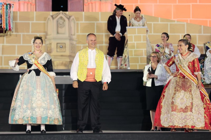 GALERIA DE FOTOS de l’acte del 75 aniversari de Fogueres de Xàbia: l’escenari s’ompli de regines i càrrecs, emocions i vivències GALERIA DE FOTOS de l’acte del 75 aniversari de Fogueres de Xàbia: l’escenari s’ompli de regines i càrrecs, emocions i vivències