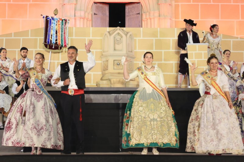 GALERIA DE FOTOS de l’acte del 75 aniversari de Fogueres de Xàbia: l’escenari s’ompli de regines i càrrecs, emocions i vivències GALERIA DE FOTOS de l’acte del 75 aniversari de Fogueres de Xàbia: l’escenari s’ompli de regines i càrrecs, emocions i vivències