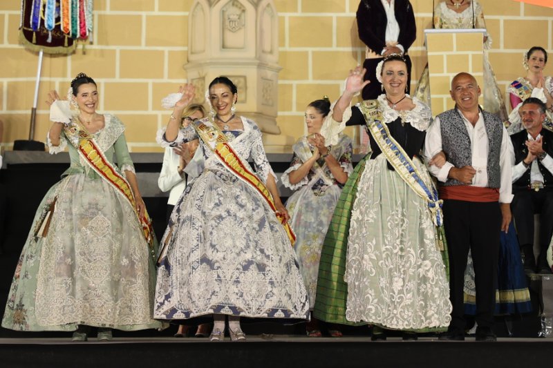 GALERIA DE FOTOS de l’acte del 75 aniversari de Fogueres de Xàbia: l’escenari s’ompli de regines i càrrecs, emocions i vivències GALERIA DE FOTOS de l’acte del 75 aniversari de Fogueres de Xàbia: l’escenari s’ompli de regines i càrrecs, emocions i vivències