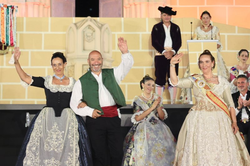 GALERIA DE FOTOS de l’acte del 75 aniversari de Fogueres de Xàbia: l’escenari s’ompli de regines i càrrecs, emocions i vivències GALERIA DE FOTOS de l’acte del 75 aniversari de Fogueres de Xàbia: l’escenari s’ompli de regines i càrrecs, emocions i vivències