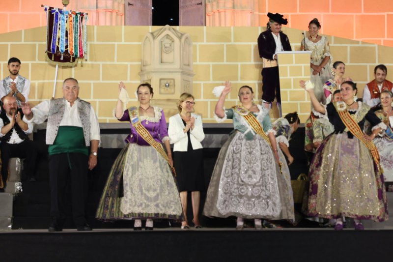 GALERIA DE FOTOS de l’acte del 75 aniversari de Fogueres de Xàbia: l’escenari s’ompli de regines i càrrecs, emocions i vivències GALERIA DE FOTOS de l’acte del 75 aniversari de Fogueres de Xàbia: l’escenari s’ompli de regines i càrrecs, emocions i vivències