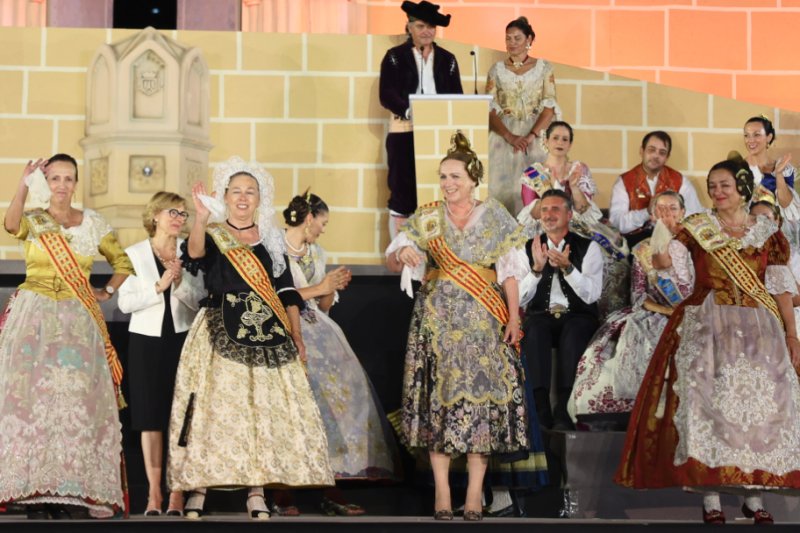 GALERIA DE FOTOS de l’acte del 75 aniversari de Fogueres de Xàbia: l’escenari s’ompli de regines i càrrecs, emocions i vivències GALERIA DE FOTOS de l’acte del 75 aniversari de Fogueres de Xàbia: l’escenari s’ompli de regines i càrrecs, emocions i vivències