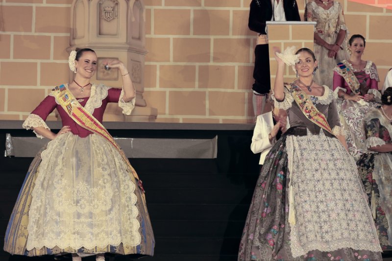 GALERIA DE FOTOS de l’acte del 75 aniversari de Fogueres de Xàbia: l’escenari s’ompli de regines i càrrecs, emocions i vivències GALERIA DE FOTOS de l’acte del 75 aniversari de Fogueres de Xàbia: l’escenari s’ompli de regines i càrrecs, emocions i vivències