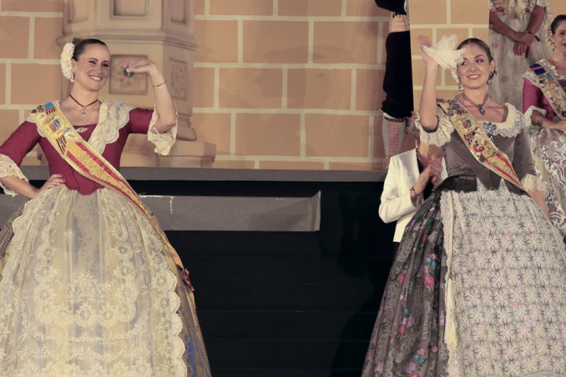 GALERIA DE FOTOS de l’acte del 75 aniversari de Fogueres de Xàbia: l’escenari s’ompli de regines i càrrecs, emocions i vivències GALERIA DE FOTOS de l’acte del 75 aniversari de Fogueres de Xàbia: l’escenari s’ompli de regines i càrrecs, emocions i vivències