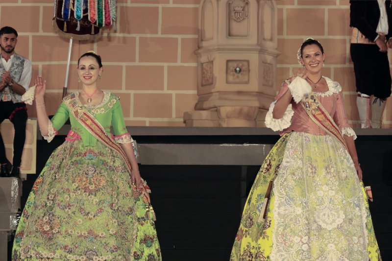 GALERIA DE FOTOS de l’acte del 75 aniversari de Fogueres de Xàbia: l’escenari s’ompli de regines i càrrecs, emocions i vivències GALERIA DE FOTOS de l’acte del 75 aniversari de Fogueres de Xàbia: l’escenari s’ompli de regines i càrrecs, emocions i vivències