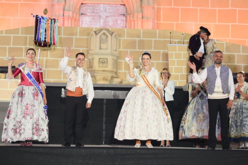 GALERIA DE FOTOS de l’acte del 75 aniversari de Fogueres de Xàbia: l’escenari s’ompli de regines i càrrecs, emocions i vivències GALERIA DE FOTOS de l’acte del 75 aniversari de Fogueres de Xàbia: l’escenari s’ompli de regines i càrrecs, emocions i vivències