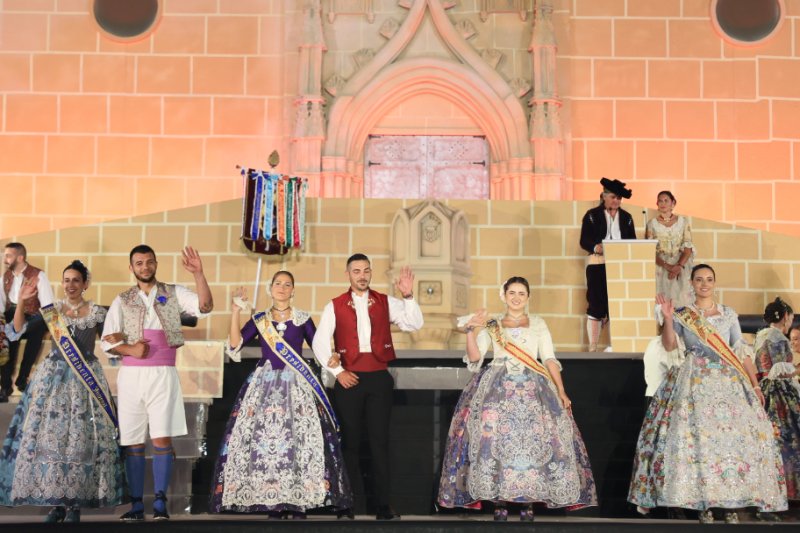 GALERIA DE FOTOS de l’acte del 75 aniversari de Fogueres de Xàbia: l’escenari s’ompli de regines i càrrecs, emocions i vivències GALERIA DE FOTOS de l’acte del 75 aniversari de Fogueres de Xàbia: l’escenari s’ompli de regines i càrrecs, emocions i vivències