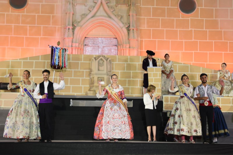 GALERIA DE FOTOS de l’acte del 75 aniversari de Fogueres de Xàbia: l’escenari s’ompli de regines i càrrecs, emocions i vivències GALERIA DE FOTOS de l’acte del 75 aniversari de Fogueres de Xàbia: l’escenari s’ompli de regines i càrrecs, emocions i vivències