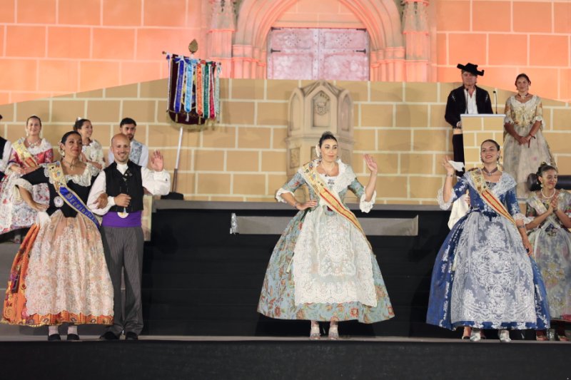 GALERIA DE FOTOS de l’acte del 75 aniversari de Fogueres de Xàbia: l’escenari s’ompli de regines i càrrecs, emocions i vivències GALERIA DE FOTOS de l’acte del 75 aniversari de Fogueres de Xàbia: l’escenari s’ompli de regines i càrrecs, emocions i vivències