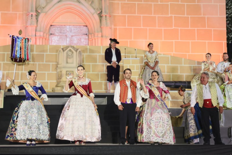 GALERIA DE FOTOS de l’acte del 75 aniversari de Fogueres de Xàbia: l’escenari s’ompli de regines i càrrecs, emocions i vivències GALERIA DE FOTOS de l’acte del 75 aniversari de Fogueres de Xàbia: l’escenari s’ompli de regines i càrrecs, emocions i vivències