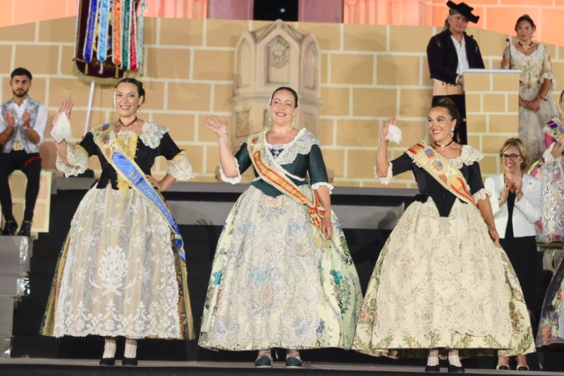 GALERIA DE FOTOS de l’acte del 75 aniversari de Fogueres de Xàbia: l’escenari s’ompli de regines i càrrecs, emocions i vivències GALERIA DE FOTOS de l’acte del 75 aniversari de Fogueres de Xàbia: l’escenari s’ompli de regines i càrrecs, emocions i vivències