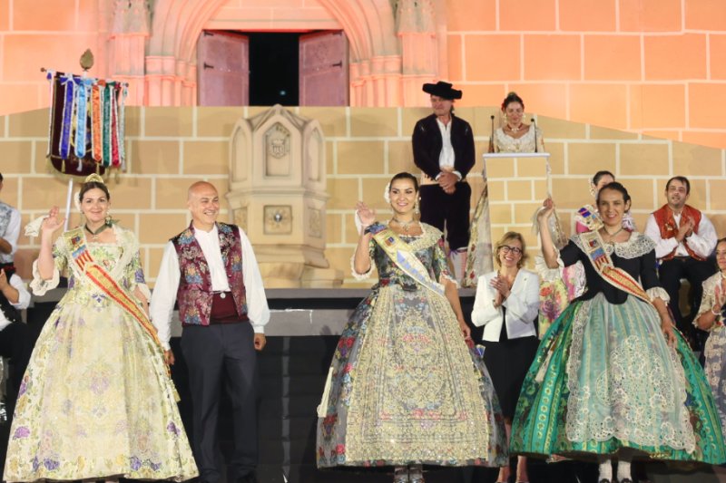 GALERIA DE FOTOS de l’acte del 75 aniversari de Fogueres de Xàbia: l’escenari s’ompli de regines i càrrecs, emocions i vivències GALERIA DE FOTOS de l’acte del 75 aniversari de Fogueres de Xàbia: l’escenari s’ompli de regines i càrrecs, emocions i vivències