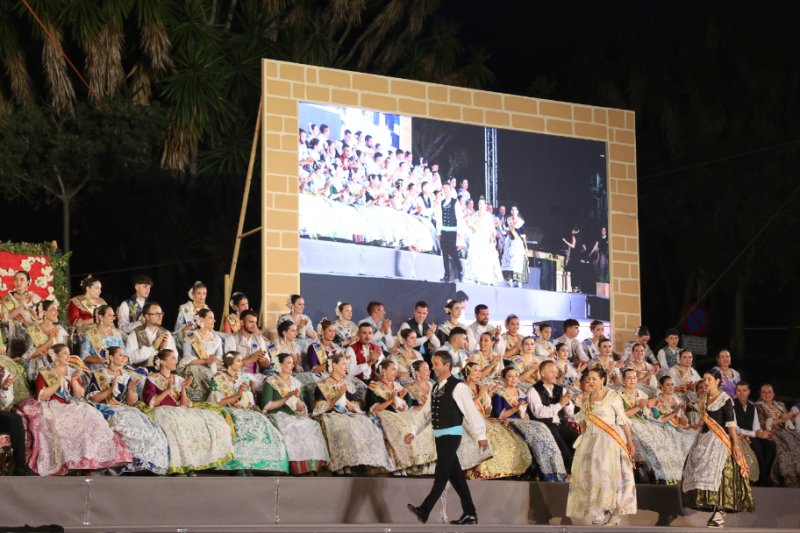 GALERIA DE FOTOS de l’acte del 75 aniversari de Fogueres de Xàbia: l’escenari s’ompli de regines i càrrecs, emocions i vivències GALERIA DE FOTOS de l’acte del 75 aniversari de Fogueres de Xàbia: l’escenari s’ompli de regines i càrrecs, emocions i vivències