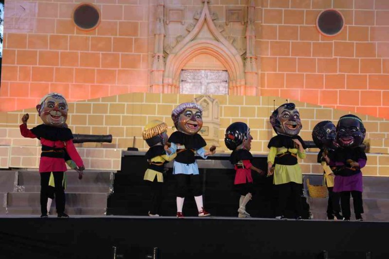 GALERIA DE FOTOS de l’acte del 75 aniversari de Fogueres de Xàbia: l’escenari s’ompli de regines i càrrecs, emocions i vivències GALERIA DE FOTOS de l’acte del 75 aniversari de Fogueres de Xàbia: l’escenari s’ompli de regines i càrrecs, emocions i vivències