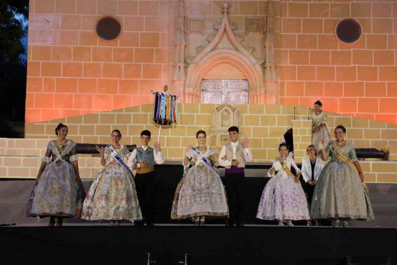 GALERIA DE FOTOS de l’acte del 75 aniversari de Fogueres de Xàbia: l’escenari s’ompli de regines i càrrecs, emocions i vivències GALERIA DE FOTOS de l’acte del 75 aniversari de Fogueres de Xàbia: l’escenari s’ompli de regines i càrrecs, emocions i vivències