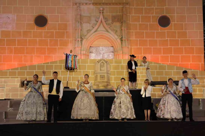 GALERIA DE FOTOS de l’acte del 75 aniversari de Fogueres de Xàbia: l’escenari s’ompli de regines i càrrecs, emocions i vivències GALERIA DE FOTOS de l’acte del 75 aniversari de Fogueres de Xàbia: l’escenari s’ompli de regines i càrrecs, emocions i vivències