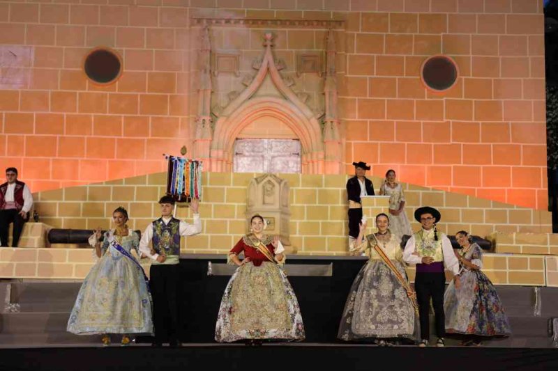 GALERIA DE FOTOS de l’acte del 75 aniversari de Fogueres de Xàbia: l’escenari s’ompli de regines i càrrecs, emocions i vivències GALERIA DE FOTOS de l’acte del 75 aniversari de Fogueres de Xàbia: l’escenari s’ompli de regines i càrrecs, emocions i vivències