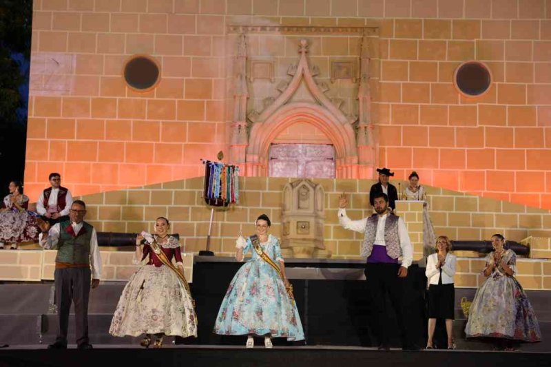 GALERIA DE FOTOS de l’acte del 75 aniversari de Fogueres de Xàbia: l’escenari s’ompli de regines i càrrecs, emocions i vivències GALERIA DE FOTOS de l’acte del 75 aniversari de Fogueres de Xàbia: l’escenari s’ompli de regines i càrrecs, emocions i vivències