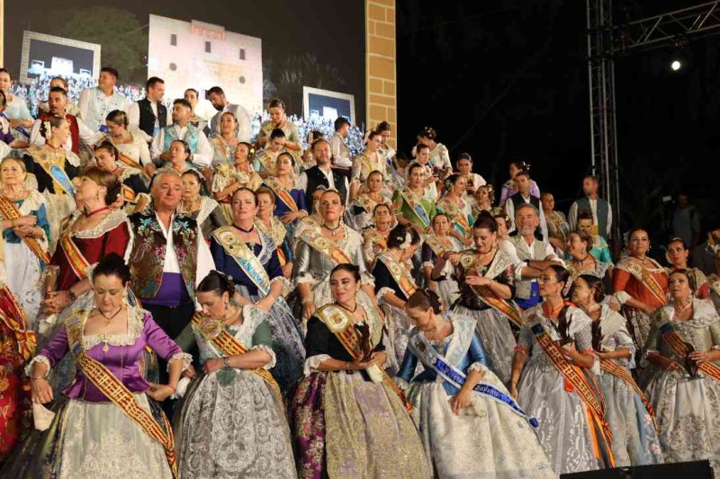 GALERIA DE FOTOS de l’acte del 75 aniversari de Fogueres de Xàbia: l’escenari s’ompli de regines i càrrecs, emocions i vivències GALERIA DE FOTOS de l’acte del 75 aniversari de Fogueres de Xàbia: l’escenari s’ompli de regines i càrrecs, emocions i vivències