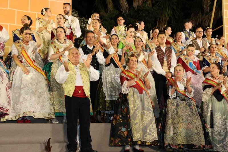 GALERIA DE FOTOS de l’acte del 75 aniversari de Fogueres de Xàbia: l’escenari s’ompli de regines i càrrecs, emocions i vivències GALERIA DE FOTOS de l’acte del 75 aniversari de Fogueres de Xàbia: l’escenari s’ompli de regines i càrrecs, emocions i vivències