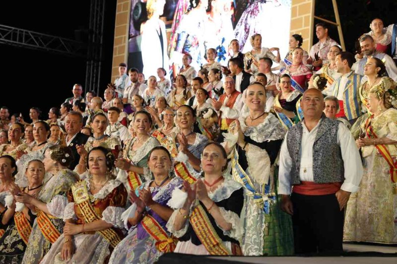 GALERIA DE FOTOS de l’acte del 75 aniversari de Fogueres de Xàbia: l’escenari s’ompli de regines i càrrecs, emocions i vivències GALERIA DE FOTOS de l’acte del 75 aniversari de Fogueres de Xàbia: l’escenari s’ompli de regines i càrrecs, emocions i vivències