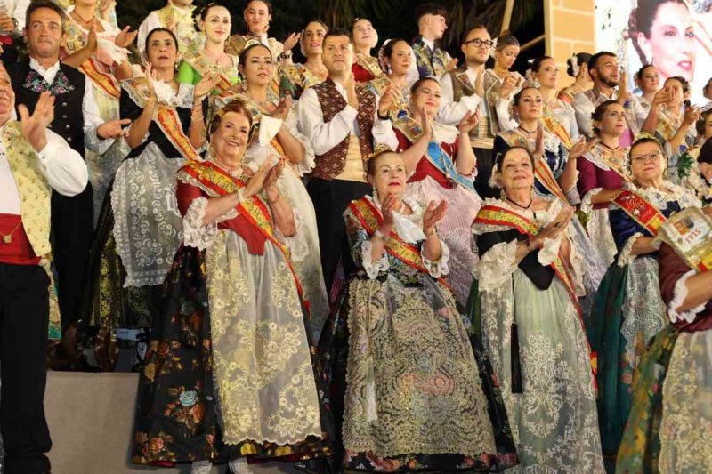 GALERIA DE FOTOS de l’acte del 75 aniversari de Fogueres de Xàbia: l’escenari s’ompli de regines i càrrecs, emocions i vivències GALERIA DE FOTOS de l’acte del 75 aniversari de Fogueres de Xàbia: l’escenari s’ompli de regines i càrrecs, emocions i vivències