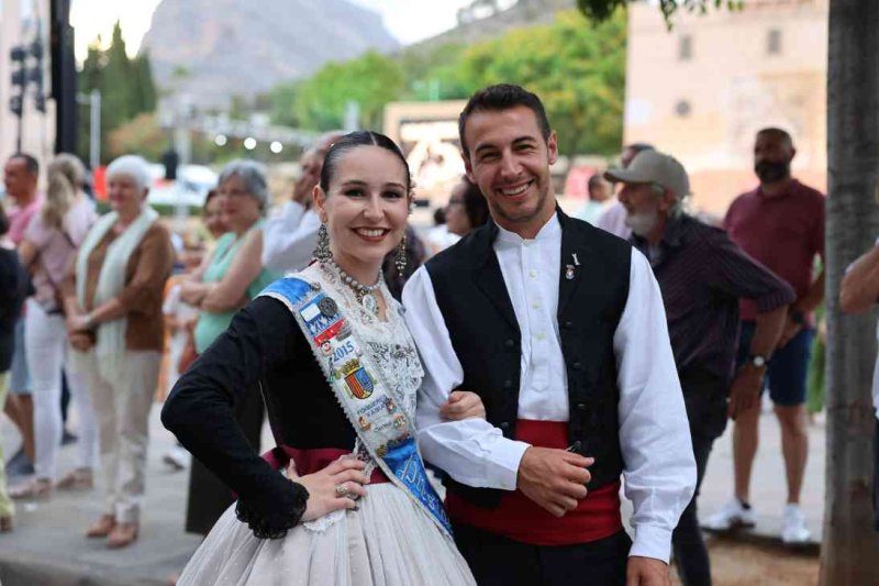 GALERIA DE FOTOS de l’acte del 75 aniversari de Fogueres de Xàbia: l’escenari s’ompli de regines i càrrecs, emocions i vivències GALERIA DE FOTOS de l’acte del 75 aniversari de Fogueres de Xàbia: l’escenari s’ompli de regines i càrrecs, emocions i vivències