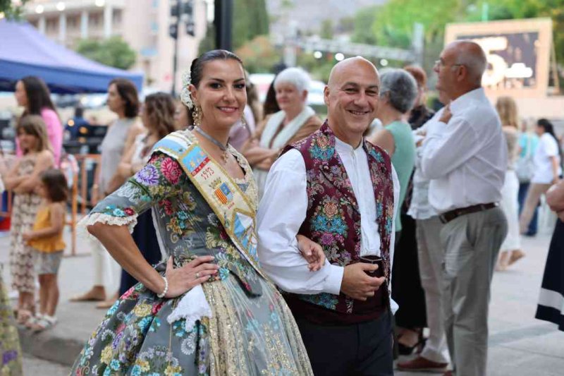 GALERIA DE FOTOS de l’acte del 75 aniversari de Fogueres de Xàbia: l’escenari s’ompli de regines i càrrecs, emocions i vivències GALERIA DE FOTOS de l’acte del 75 aniversari de Fogueres de Xàbia: l’escenari s’ompli de regines i càrrecs, emocions i vivències