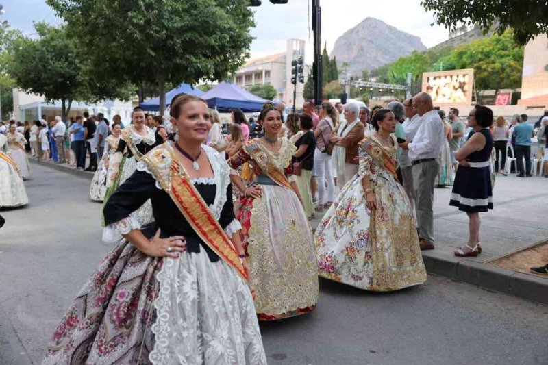 GALERIA DE FOTOS de l’acte del 75 aniversari de Fogueres de Xàbia: l’escenari s’ompli de regines i càrrecs, emocions i vivències GALERIA DE FOTOS de l’acte del 75 aniversari de Fogueres de Xàbia: l’escenari s’ompli de regines i càrrecs, emocions i vivències