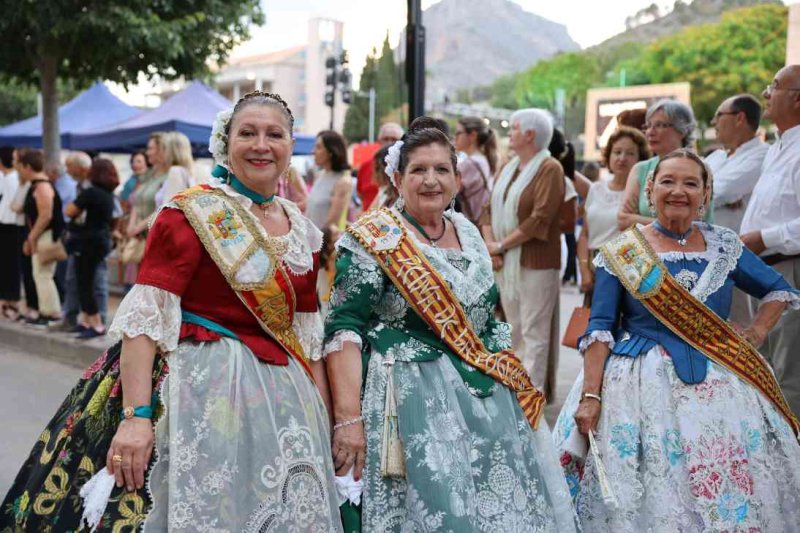 GALERIA DE FOTOS de l’acte del 75 aniversari de Fogueres de Xàbia: l’escenari s’ompli de regines i càrrecs, emocions i vivències GALERIA DE FOTOS de l’acte del 75 aniversari de Fogueres de Xàbia: l’escenari s’ompli de regines i càrrecs, emocions i vivències