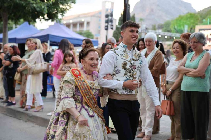 GALERIA DE FOTOS de l’acte del 75 aniversari de Fogueres de Xàbia: l’escenari s’ompli de regines i càrrecs, emocions i vivències GALERIA DE FOTOS de l’acte del 75 aniversari de Fogueres de Xàbia: l’escenari s’ompli de regines i càrrecs, emocions i vivències
