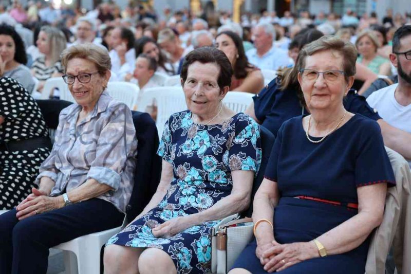 GALERIA DE FOTOS de l’acte del 75 aniversari de Fogueres de Xàbia: l’escenari s’ompli de regines i càrrecs, emocions i vivències GALERIA DE FOTOS de l’acte del 75 aniversari de Fogueres de Xàbia: l’escenari s’ompli de regines i càrrecs, emocions i vivències