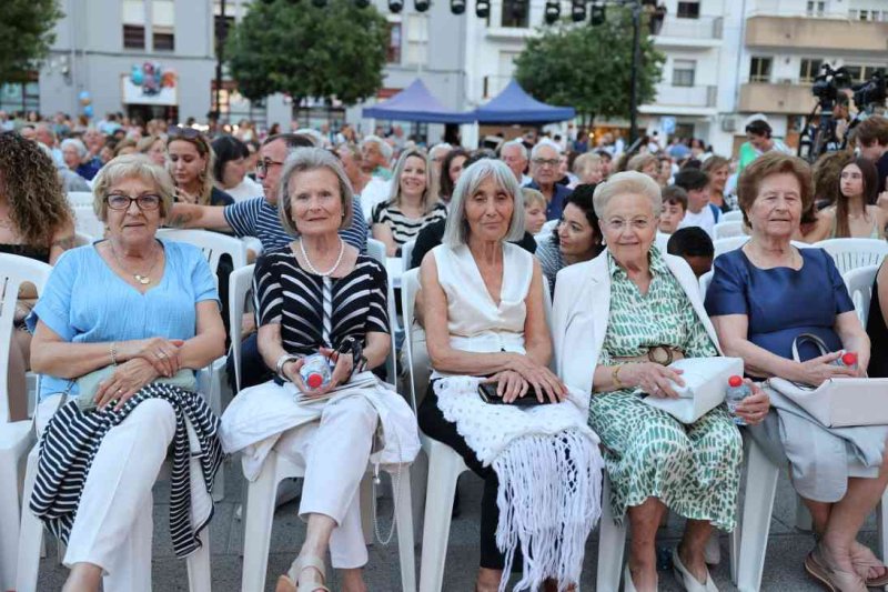 GALERIA DE FOTOS de l’acte del 75 aniversari de Fogueres de Xàbia: l’escenari s’ompli de regines i càrrecs, emocions i vivències GALERIA DE FOTOS de l’acte del 75 aniversari de Fogueres de Xàbia: l’escenari s’ompli de regines i càrrecs, emocions i vivències