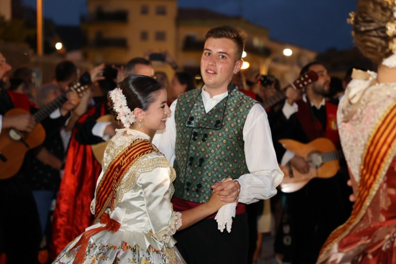 L'emotiva serenata de la Tuna de Xàbia a les regines i representants de Fogueres  L'emotiva serenata de la Tuna de Xàbia a les regines i representants de Fogueres