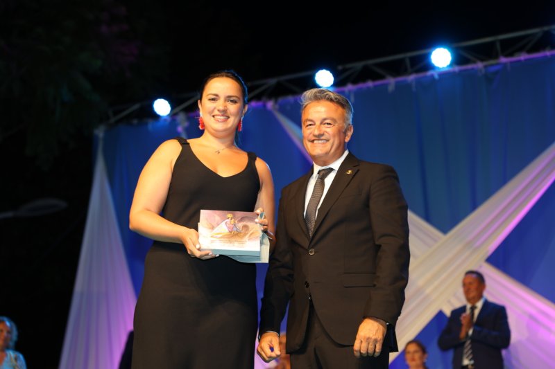 Duanes de Xàbia proclama a les majoralesses i majorals de les festes de Loreto i ret homenatge als presidents de les comissions Duanes de Xàbia proclama a les majoralesses i majorals de les festes de Loreto i ret homenatge als presidents de les comissions