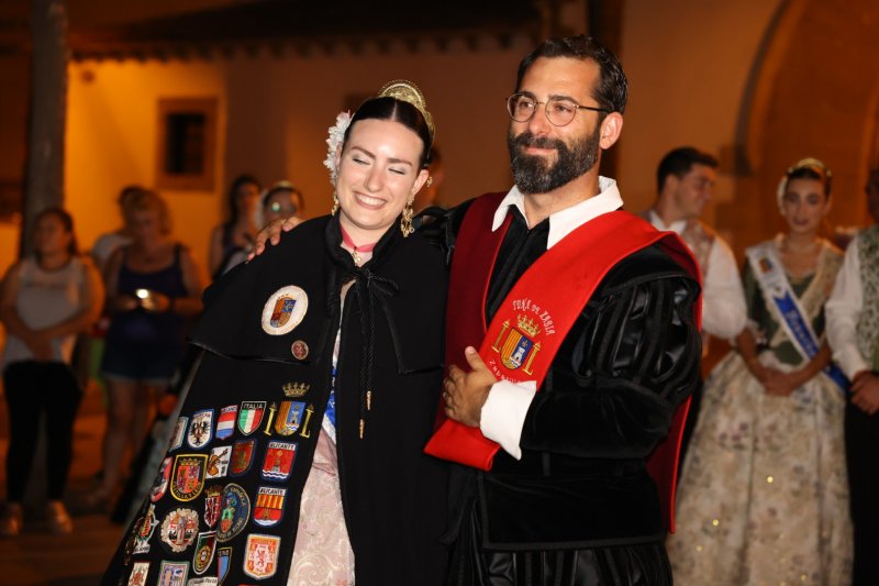 L'emotiva serenata de la Tuna de Xàbia a les regines i representants de Fogueres  L'emotiva serenata de la Tuna de Xàbia a les regines i representants de Fogueres