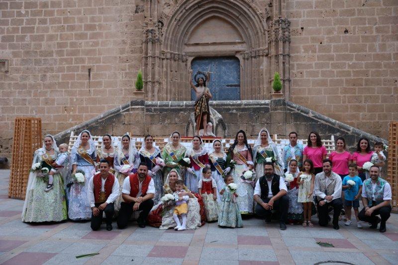 Tot per l’aire i La Desastrà, quintades protagonistes de la primera ofrena a Sant Joan de Fogueres de Xàbia Tot per l’aire i La Desastrà, quintades protagonistes de la primera ofrena a Sant Joan de Fogueres de Xàbia