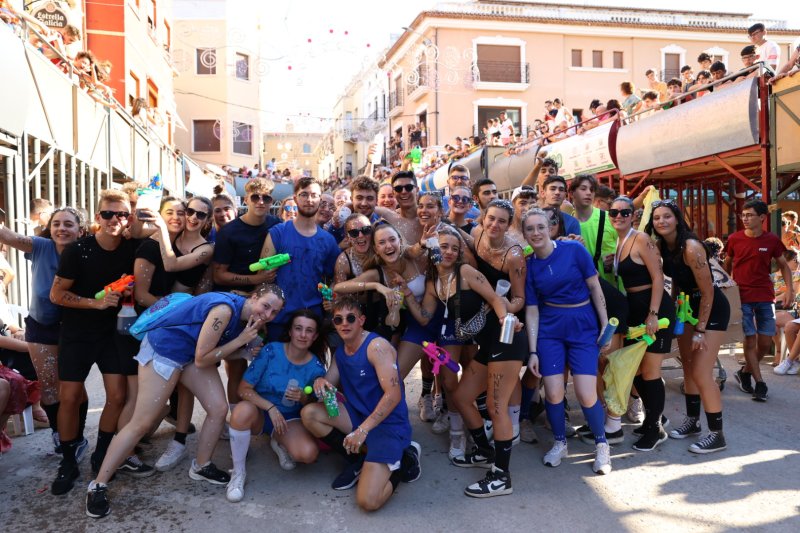 El Ramat 80 guanya la desfilada de carrosses de Pedreguer El Ramat 80 guanya la desfilada de carrosses de Pedreguer