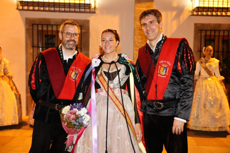 L'emotiva serenata de la Tuna de Xàbia a les regines i representants de Fogueres  L'emotiva serenata de la Tuna de Xàbia a les regines i representants de Fogueres
