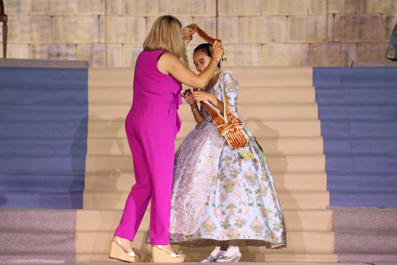 Marta Ortuño i Ariadna Serrat estrenen el seu regnat de Fogueres 2020 Marta Ortuño i Ariadna Serrat estrenen el seu regnat de Fogueres 2020