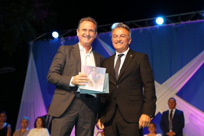 Duanes de Xàbia proclama a les majoralesses i majorals de les festes de Loreto i ret homenatge als presidents de les comissions Duanes de Xàbia proclama a les majoralesses i majorals de les festes de Loreto i ret homenatge als presidents de les comissions