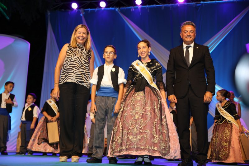 Duanes de Xàbia proclama a les majoralesses i majorals de les festes de Loreto i ret homenatge als presidents de les comissions Duanes de Xàbia proclama a les majoralesses i majorals de les festes de Loreto i ret homenatge als presidents de les comissions