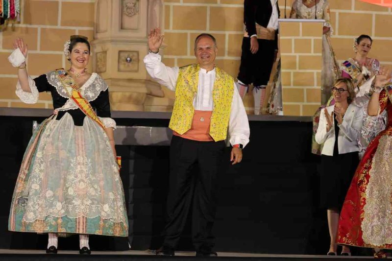 GALERIA DE FOTOS de l’acte del 75 aniversari de Fogueres de Xàbia: l’escenari s’ompli de regines i càrrecs, emocions i vivències GALERIA DE FOTOS de l’acte del 75 aniversari de Fogueres de Xàbia: l’escenari s’ompli de regines i càrrecs, emocions i vivències