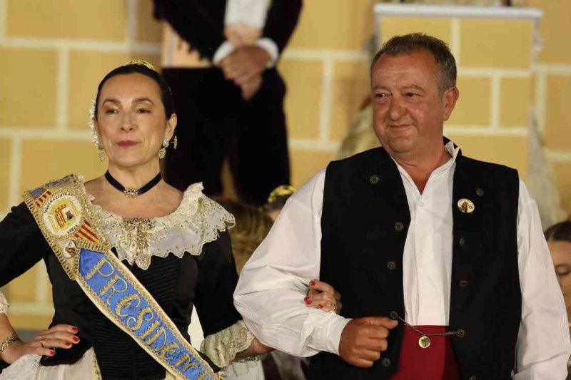 GALERIA DE FOTOS de l’acte del 75 aniversari de Fogueres de Xàbia: l’escenari s’ompli de regines i càrrecs, emocions i vivències GALERIA DE FOTOS de l’acte del 75 aniversari de Fogueres de Xàbia: l’escenari s’ompli de regines i càrrecs, emocions i vivències