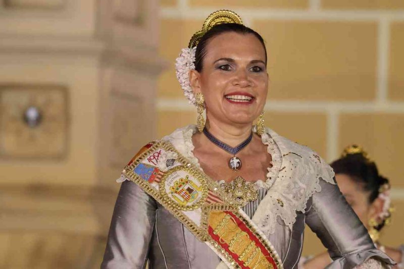 GALERIA DE FOTOS de l’acte del 75 aniversari de Fogueres de Xàbia: l’escenari s’ompli de regines i càrrecs, emocions i vivències GALERIA DE FOTOS de l’acte del 75 aniversari de Fogueres de Xàbia: l’escenari s’ompli de regines i càrrecs, emocions i vivències